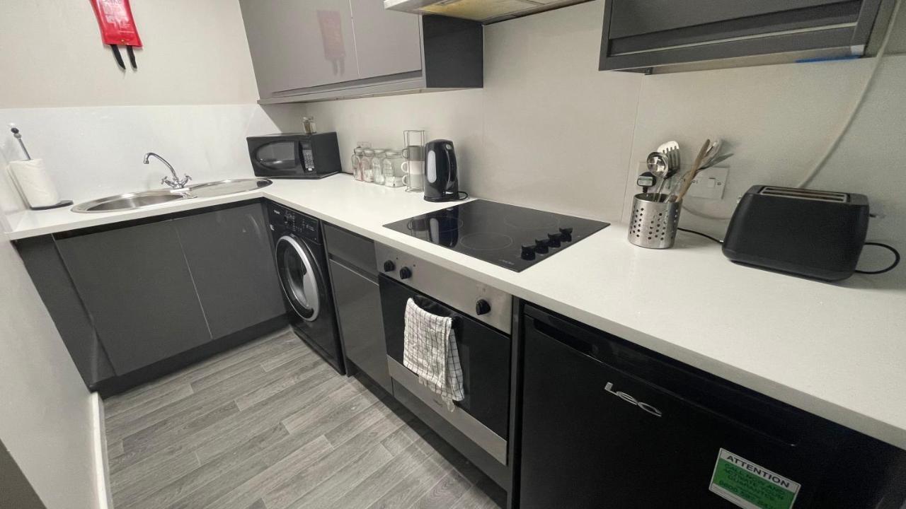 Hosted By Ryan - 1 Bedroom Apartment *